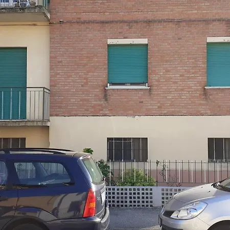 Via Canani 32 *